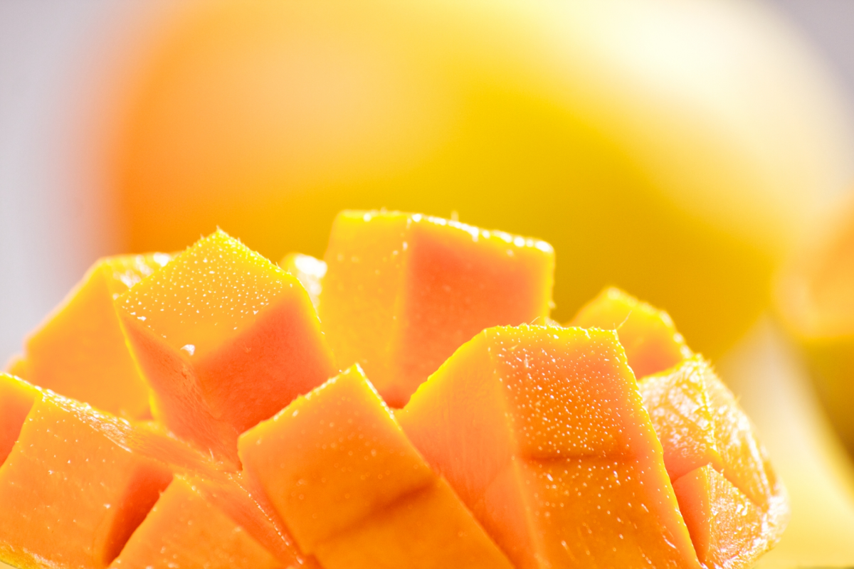 Mango can support the body in fighting diabetes. Older people should eat it.